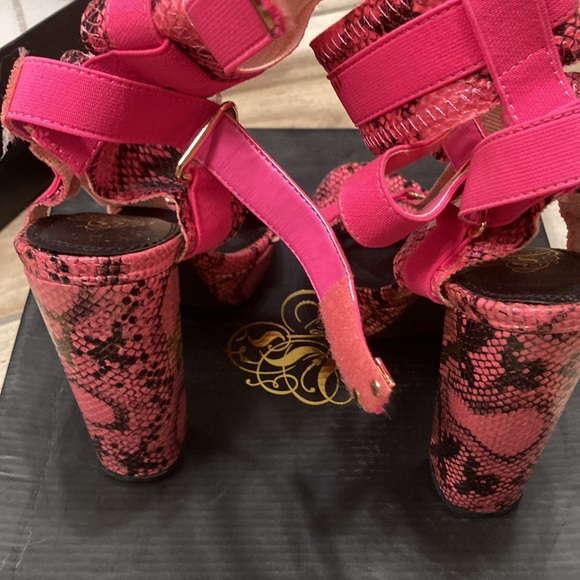 New Strappy Caged Elastane
Harness Chunky
Platform high Heel
Sandals - Picture 7 of 8